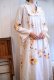 画像4: 70年代ホワイト×イエロー×ブラウン花柄ワッペンポケット付きフリルスタンドカラーフレアスリーブ長袖ロングドレス