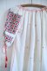 画像10: vintageホワイト×レッド×ブラック幾何学模様リボン付きスリットネック半袖ルーマニア刺繍チュニック (10)