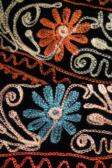 他の写真1: 70年代ブラック×オレンジ×カラフル花柄刺繍フード付き長袖インドレーヨンベロアロングドレス