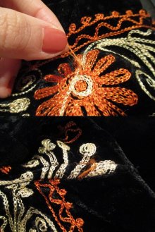 他の写真2: 70年代ブラック×オレンジ×カラフル花柄刺繍フード付き長袖インドレーヨンベロアロングドレス