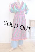 ”Susan freis" ピンクパープル×カラフル幾何学模様ピンタックシャーリングリボン付きフリルカシュクールパフスリーブ五分袖ドレス
