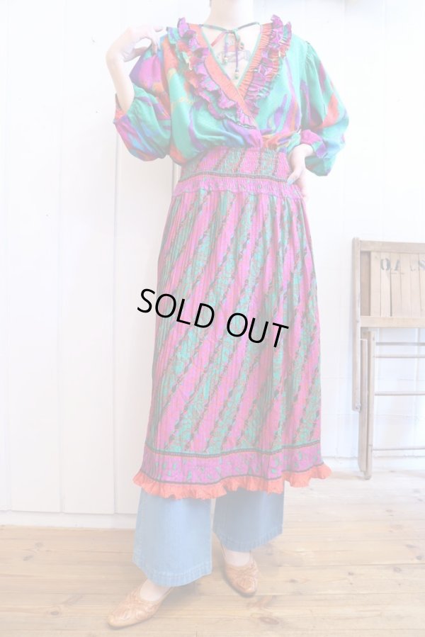 画像1: ”Susan freis" ピンクパープル×カラフル幾何学模様ピンタックシャーリングリボン付きフリルカシュクールパフスリーブ五分袖ドレス