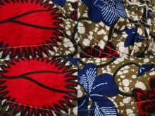 他の写真1: グレー×レッド×ブルーボタニカル柄シャーリング切替ラウンドネック半袖アフリカンバティックドレス