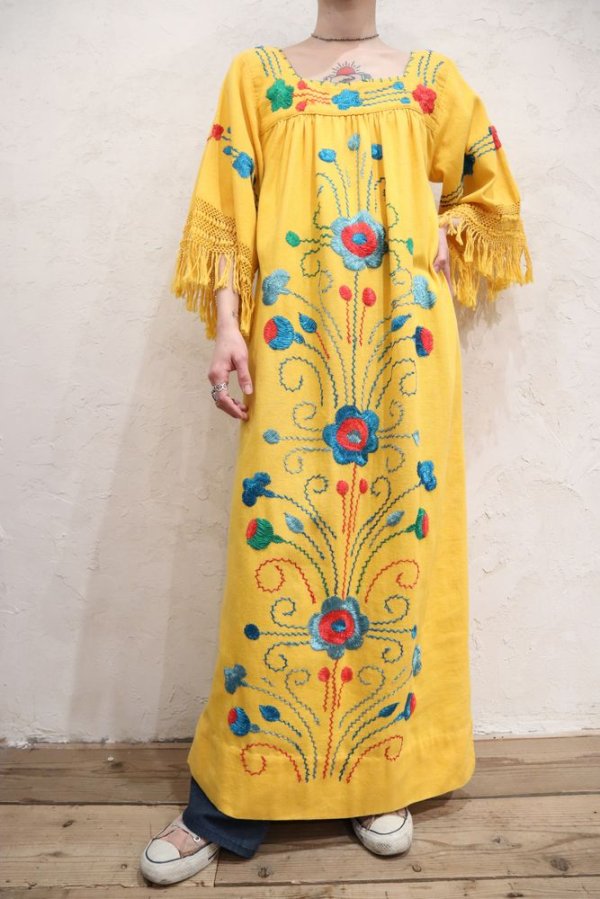 画像1: 60〜70年代イエロー×カラフル花シルク刺繍フリンジ付き長袖メキシカンドレス