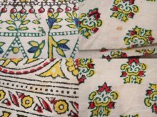 他の写真2: 60〜70年代ホワイト×イエロー×カラフル鳥＆人＆花柄インドコットンラップスカート