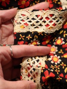 他の写真1: 60〜70年代ブラック×レッド×ホワイト花柄かぎ編みレース付き半袖ロングドレス