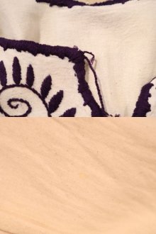 他の写真1: オフホワイト×ピンク×パープル花刺繍スリットネック長袖チュニック