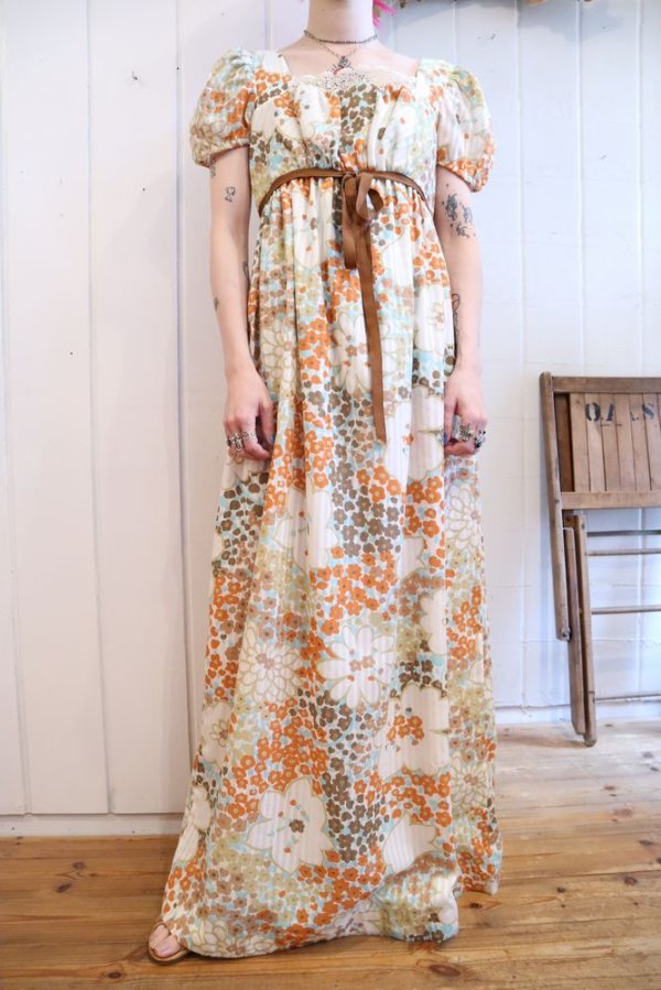 画像1: 60〜70年代ベージュ×ブラウン×オレンジストライプ＆花柄リボン付きパフスリーブ半袖ドレス