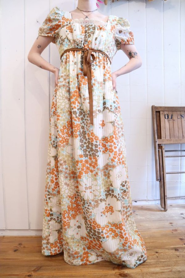 画像2: 60〜70年代ベージュ×ブラウン×オレンジストライプ＆花柄リボン付きパフスリーブ半袖ドレス