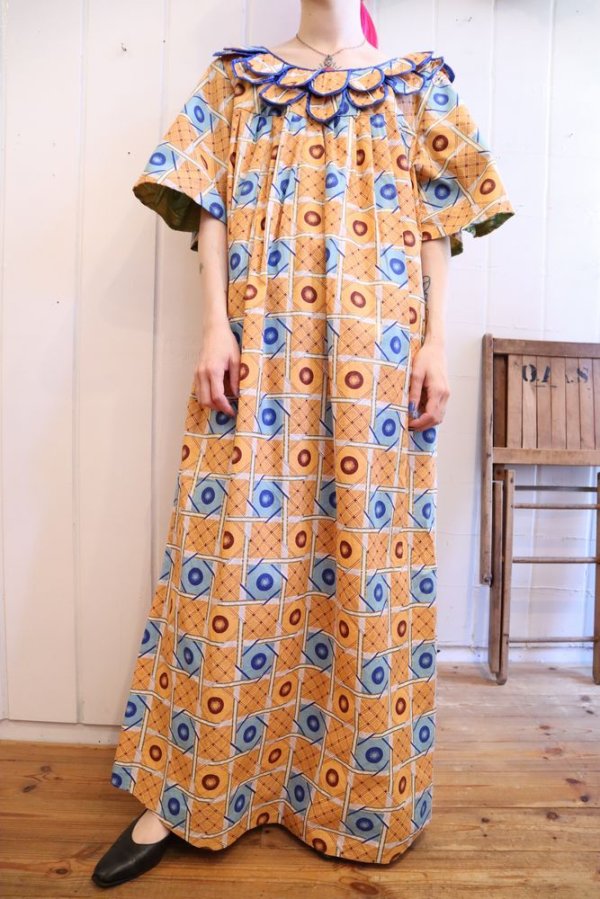 画像1: オレンジ×ブルーデザインカラー半袖アフリカンバティックドレス