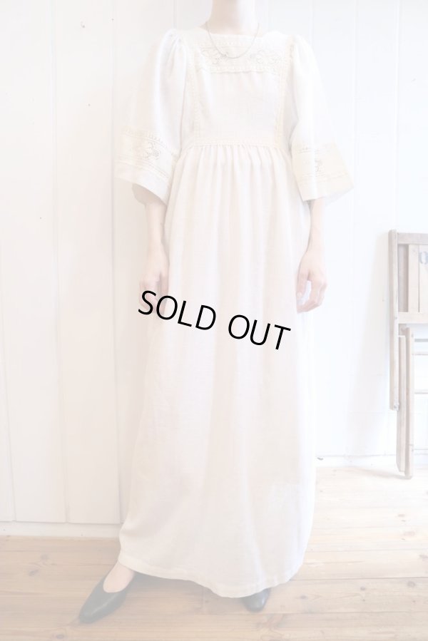 画像1: 60〜70年代ホワイト無地アイレットレースリボン付きスクエアネックワイドスリーブ五分袖ドレス