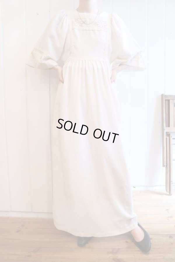 画像2: 60〜70年代ホワイト無地アイレットレースリボン付きスクエアネックワイドスリーブ五分袖ドレス