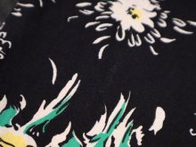 他の写真1: ブラック×カラフル花柄ロングスカート