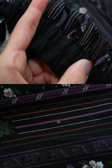 他の写真1: ブラック×パープル×カラフル花柄ストライプコインチャーム付きチロルスカート