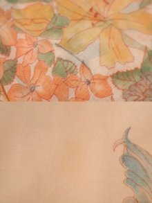 他の写真1: 70年代オフホワイト×オレンジ花＆鳥柄スリットネック長袖ドレス
