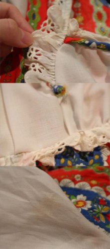 他の写真1: 70年代レッド×ホワイト×カラフル花柄＆ハートラインリボンレース付きスクエアネックパフスリーブ半袖ドレス