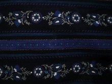 他の写真1: ブラック×ブルー×ホワイトライン＆花柄ポケット付きチロルスカート