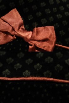 他の写真1: made in USA ブラック×グレーくすみピンクオレンジドット＆抽象柄リボン付きベロアスカート