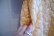 画像12: 50〜60年代イエローゴールドリボン柄ポケット付き丸襟五分袖キルティングガウン (12)