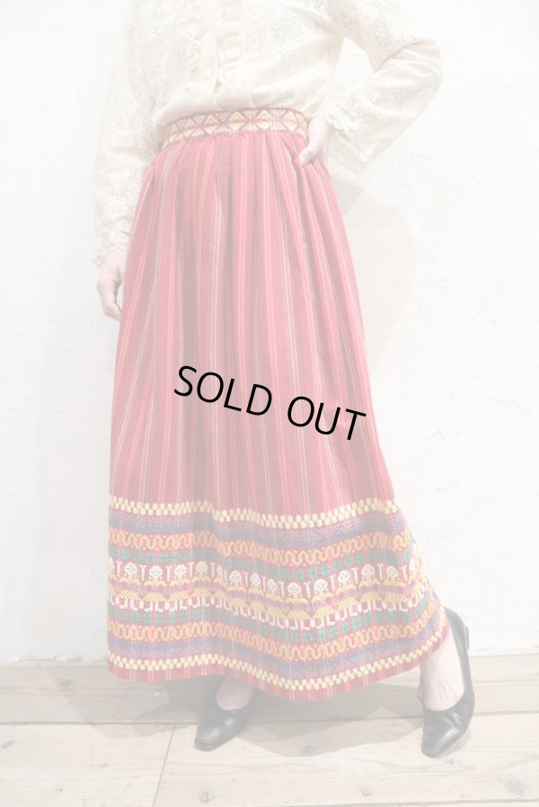 画像2: 50〜60年代ピンクレッド×イエロー×カラフルストライプグアテマラ刺繍ロングスカート