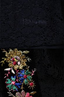 他の写真1: 70年代ブラック×カラフル花刺繍ウエストリボン付き総レースロングスカート