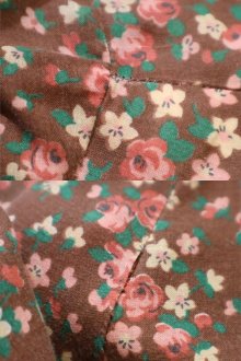 他の写真1: 60〜70年代ブラウン×ホワイト×ピンク花柄レースクルーネックロングカフス花袖ロングドレス