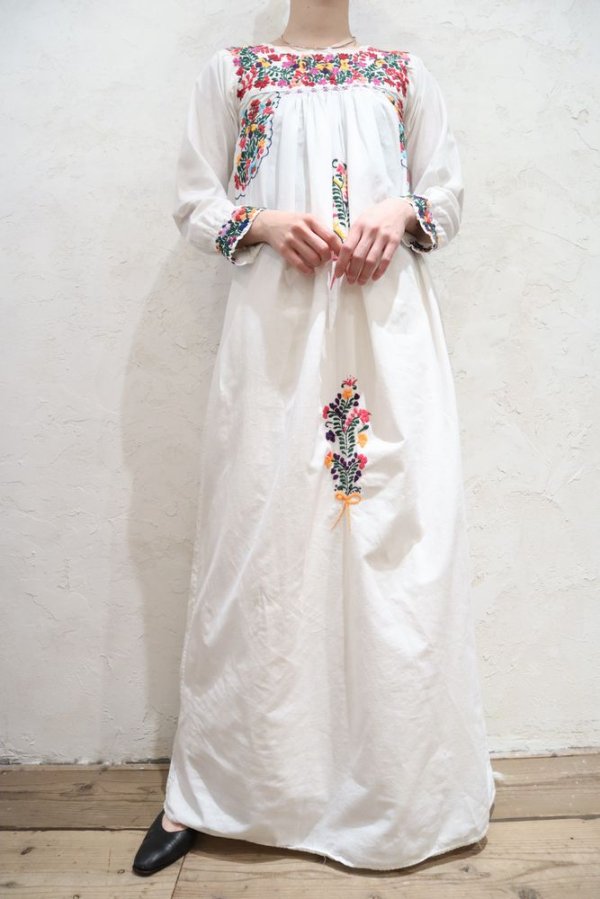 画像1: 60〜70年代ホワイト×カラフルサンアントニーノ刺繍半袖メキシカンロングドレス
