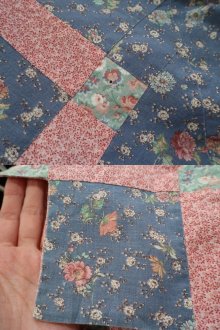 他の写真1: くすみブルー×ベイビーピンク花柄ぎざぎざパッチワークフレアスカート