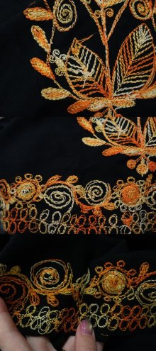 他の写真1: ブラック×オレンジ花刺繡タッセルリボン付きフレアスリーブ長袖カーディガン
