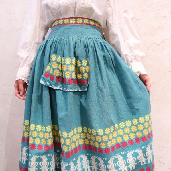 画像1: 50年代ターコイズグリーン×イエロー×レッド刺繡プリントフロントポケット付きスカート