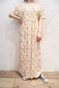 ▼30％OFF▼　クリームイエロー×ピンクレッド花柄タックデザインウエストリボン付き半袖レーヨンドレス