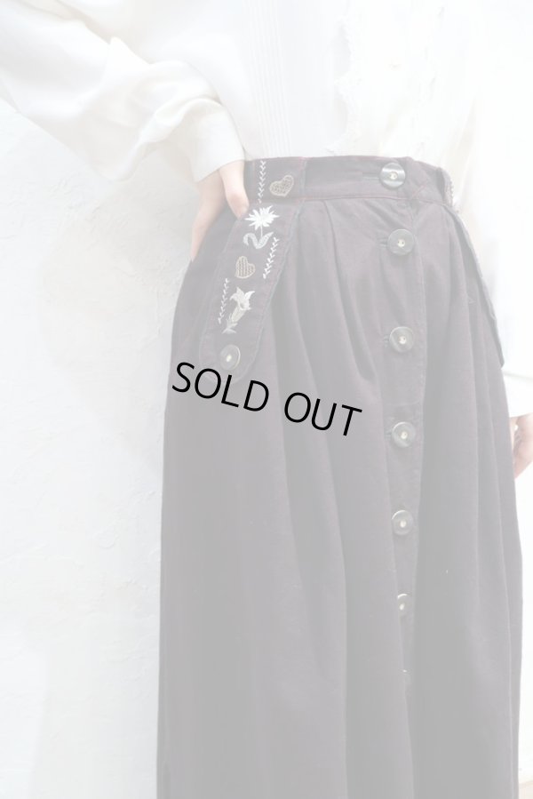 画像1: ブラック×ホワイト花＆ハート刺繡ポケット付きフロントボタンチロルスカート