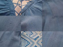 他の写真2: サックスブルー×ホワイトグアテマラ刺繡ウエストリボン付きVネック半袖ドレス