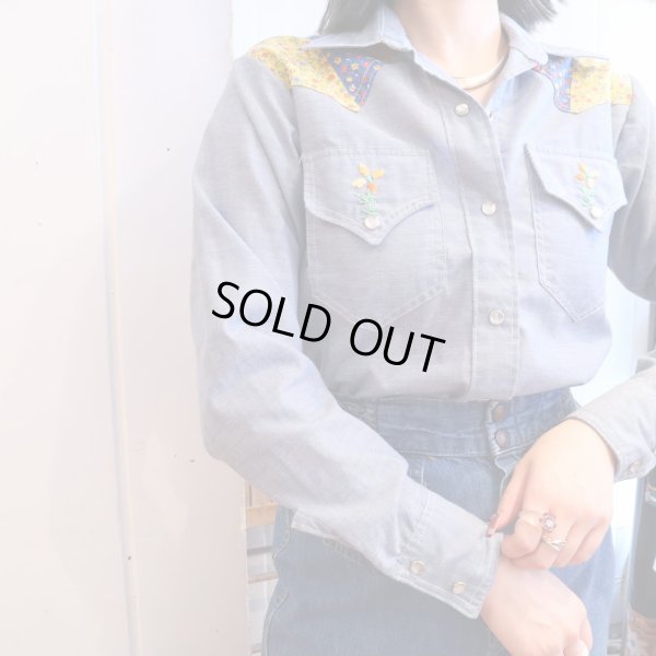 画像2: ライトブルー×イエロー×ブルー花＆女の子刺繍パッチワーク切替胸ポケット付き長袖シャンブレーシャツ