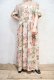 画像2: made in USA ベージュ×グリーン×コーラルピンク花柄ウエストリボン付きラウンドネック半袖ドレス (2)