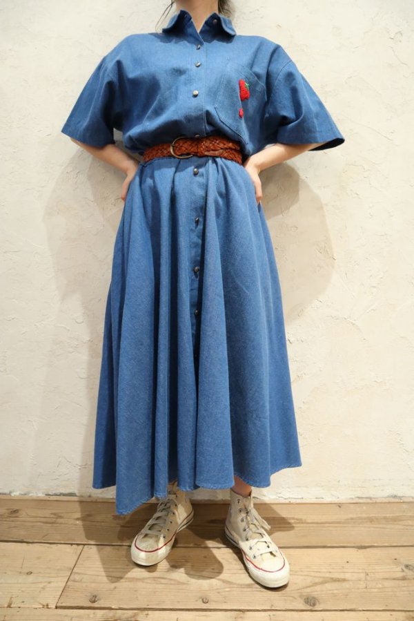 画像2: ブルー×レッドイチゴ＆リンゴ刺繡ポケット付きフロントボタン半袖デニムドレス