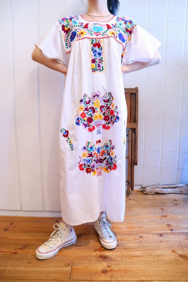 画像1: ホワイト×カラフル花刺繡半袖メキシカンドレス