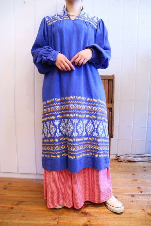 画像1: ブルー×ホワイト×ビタミンカラーグアテマラ刺繍ポケット付きスリットネック長袖ドレス