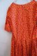 画像17: 70年代オレンジレッド×イエロー×ブラック花柄スクエアネック半袖ドレス