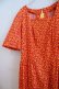 画像12: 70年代オレンジレッド×イエロー×ブラック花柄スクエアネック半袖ドレス