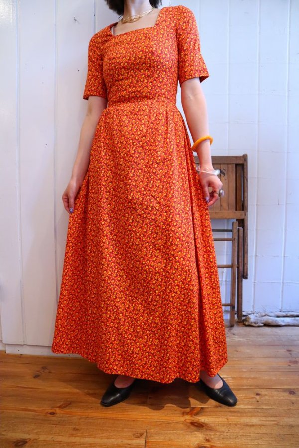 画像1: 70年代オレンジレッド×イエロー×ブラック花柄スクエアネック半袖ドレス