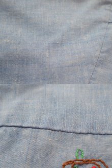他の写真3: ”Sears”ライトブルー×カラフル木＆イルカ＆人刺繍胸ポケット付き半袖シャンブレーシャツ 