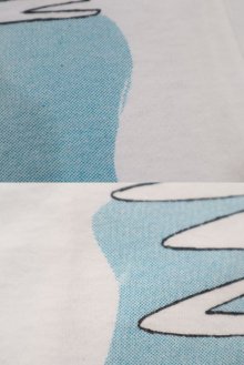 他の写真1: made in USA ホワイト×ブルー×グレー魚＆マナティープリントクルーネック半袖Tシャツ