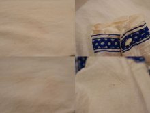 他の写真2: オフホワイト×ブルー×ピンク花＆鳥刺繍スタンドカラー長袖シャツ