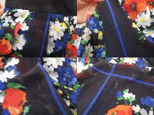 他の写真1: ブラック×ブルー×レッド花柄ポケット付きタックデザインチロルスカート