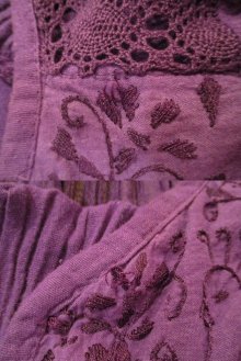 他の写真1: パープル無地花刺繍レース切替スリットネックフレアスリーブ半袖ガーゼドレス