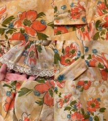 他の写真3: 70年代ペールオレンジ×サーモンピンク×くすみグリーン花柄レース＆襟＆ウエストリボン付き裾フリル半袖ロングドレス