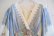 画像9: 70年代ホワイト×くすみブルー×ライトブラウン花＆レース柄ウエストリボン付きVネックフレアスリーブ半袖ロングドレス