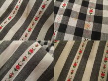 他の写真3: ブラック×ホワイト×レッドチェック＆ストライプ花刺繍レース切替ポケット付きチロルスカート