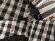 他の写真2: ブラック×ホワイト×レッドチェック＆ストライプ花刺繍レース切替ポケット付きチロルスカート